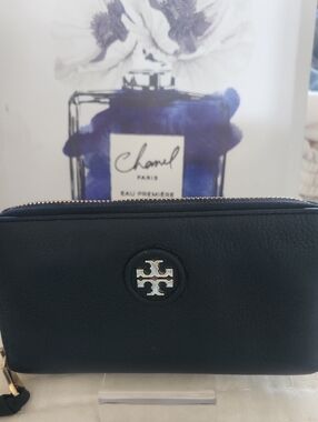 Tory Burch Black Leather Zip-Around Wallet with Gold Logo EUC